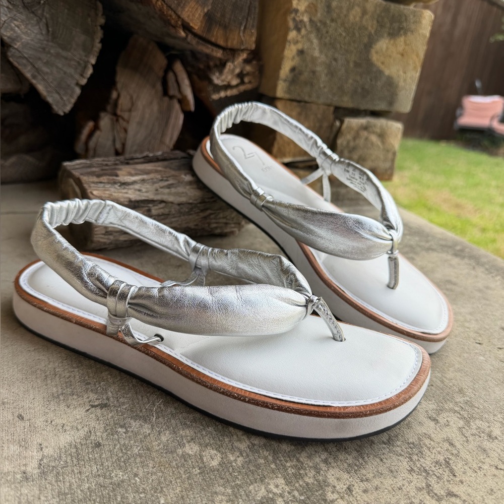 27 Edit Naturalizer Gwenna Silver Leather Women’s Thong Sandals Sz-6.5. U